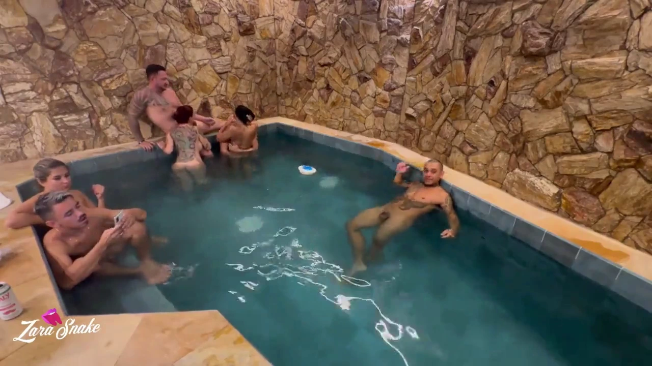 Unsere Freunde und wir hatten eine geile Zeit im Motel, teilten einen sinnlichen Moment und liebten uns in roter und durchsichtiger Lingerie porn video